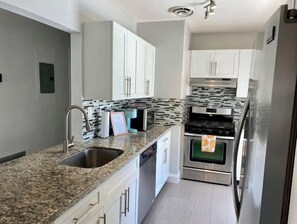 Cafetera y tetera, tostadora, licuadora y toallas de papel 