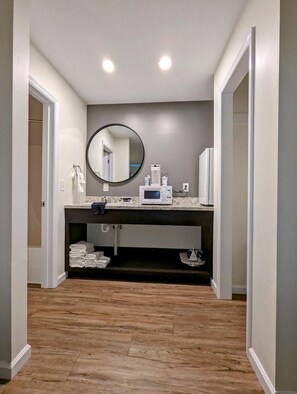 Suihkun ja ammeen yhdistelmä, ilmaiset hygieniatuotteet, hiustenkuivaaja