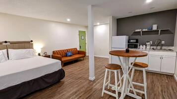 Premium Single Room | Hypo-allergenic bedding, laptop workspace, blackout drapes