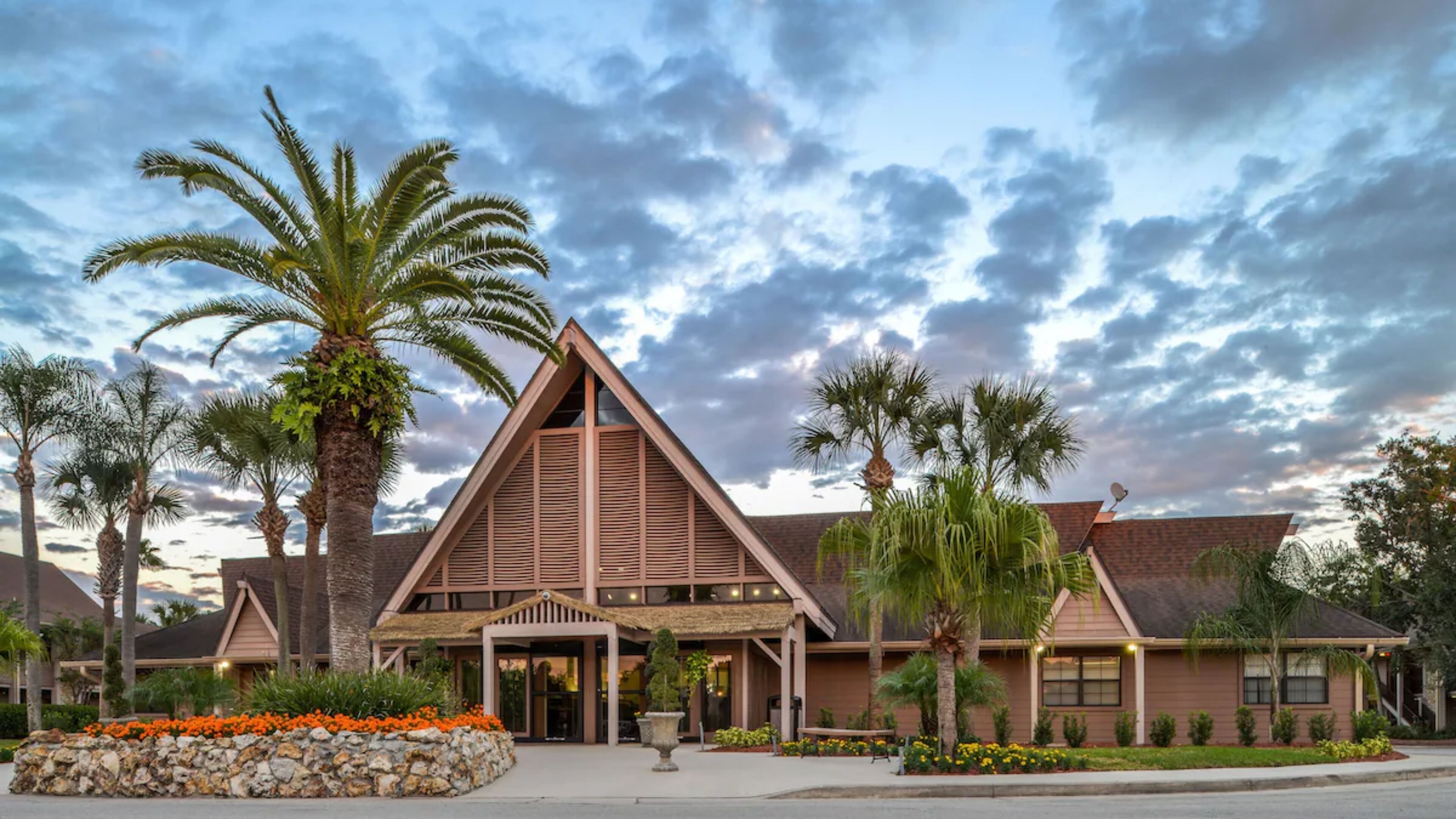 Tropical Condo Resort Close to Major Theme Parks!