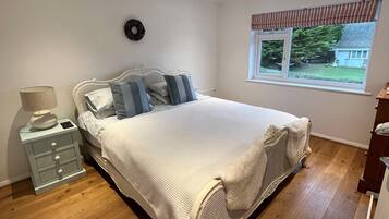 3 bedrooms, travel crib, free WiFi, bed sheets