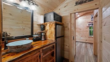 Kühlschrank, Mikrowelle, Wasserkocher mit Kaffee-/Teezubehör