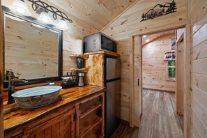 Fridge, microwave, coffee/tea maker - Cozy Cabin in Cosby, TN 1 King Bed / 2 Queen Bunk Beds (Cosby)