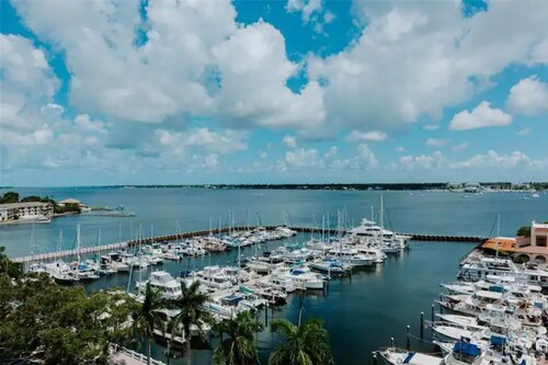 Top Floor Retreat near Anna Maria Beaches. Beach days-easy parking-room to relax