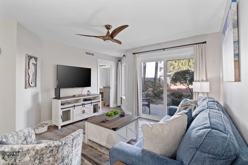 Beautiful Spacious w/Indoor Outdoor Pool, Hot Tub, Tennis, Pickle Ball & Beach !