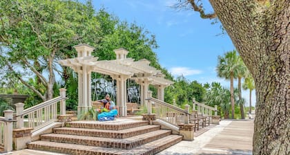Beautiful Spacious w/Indoor Outdoor Pool, Hot Tub, Tennis, Pickle Ball & Beach !