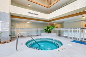 Una piscina cubierta, una piscina al aire libre