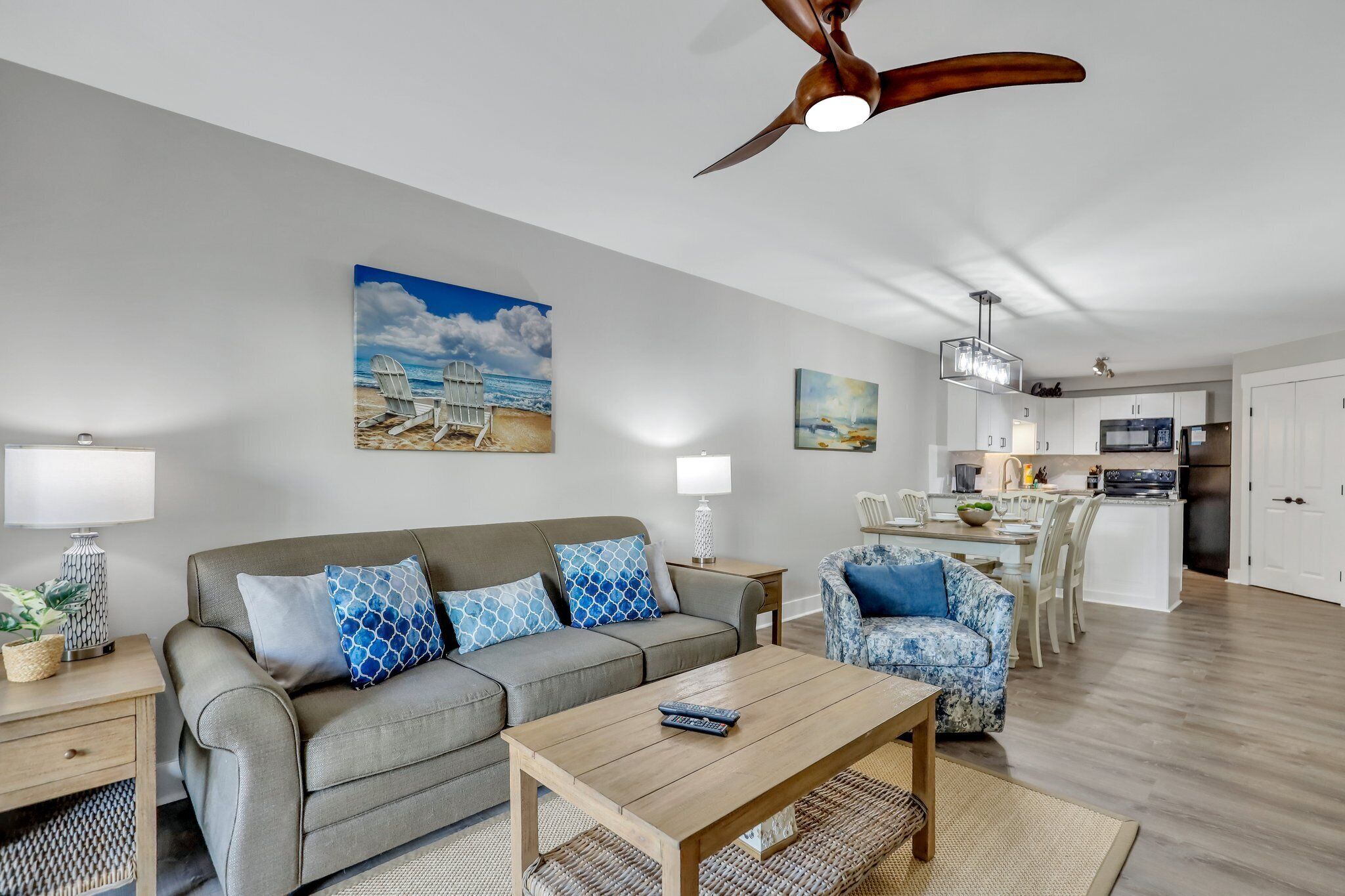 Walk to the beach! Coligny Shops and Restaurants!
