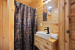 Shower, hair dryer, towels - Amazing Getaway in secluded, forested area. (Campton)