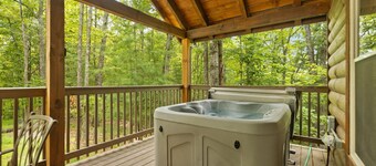 Secluded, forested, new cabin, 2-BR, 2-BA, Hot Tub, Wi-Fi, Smart TV's