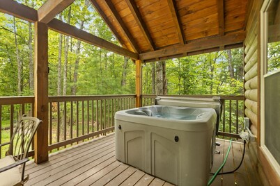 Secluded, forested, new cabin, 2-BR, 2-BA, Hot Tub, Wi-Fi, Smart TV's