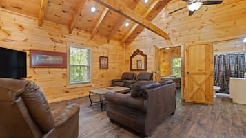 Una Smart TV, una chimenea, un reproductor de DVD