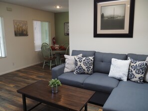 Smart TV - Bright & Airy 1 BR Condo Near Beach and Shops (Oceanside)