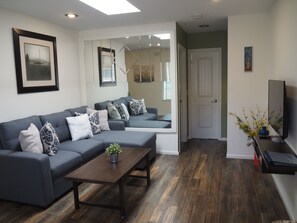 Smart TV - Bright & Airy 1 BR Condo Near Beach and Shops (Oceanside)