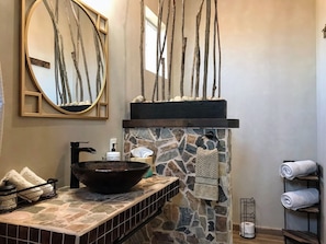 Regadera, secadora de cabello, shampoo, papel de baño