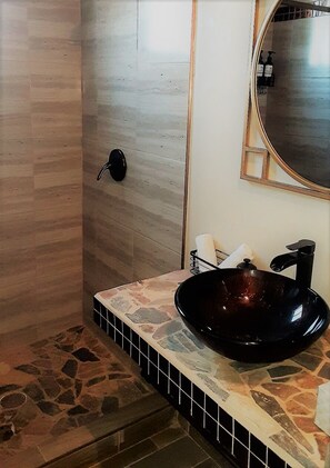 Dusche, Haartrockner, Shampoo, Toilettenpapier