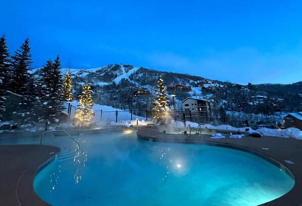 Una piscina al aire libre, una piscina climatizada