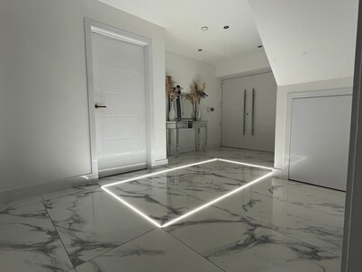 Cheerful 4 Bedroom Luxury house with free parking