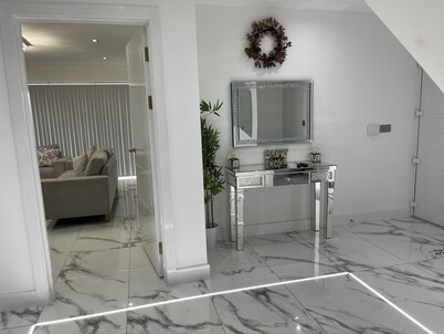Cheerful 4 Bedroom Luxury house with free parking
