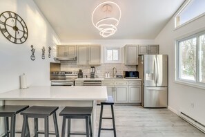 Fridge, microwave, stovetop, coffee/tea maker - < 7 Mi to Slopes: Inviting Pocono Mtn Retreat! (Albrightsville)