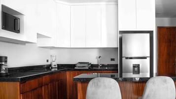 Family Condo | Private kitchen | Fridge, cookware/dishes/utensils