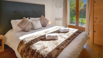 5 habitaciones, tabla de planchar con plancha, wifi y ropa de cama