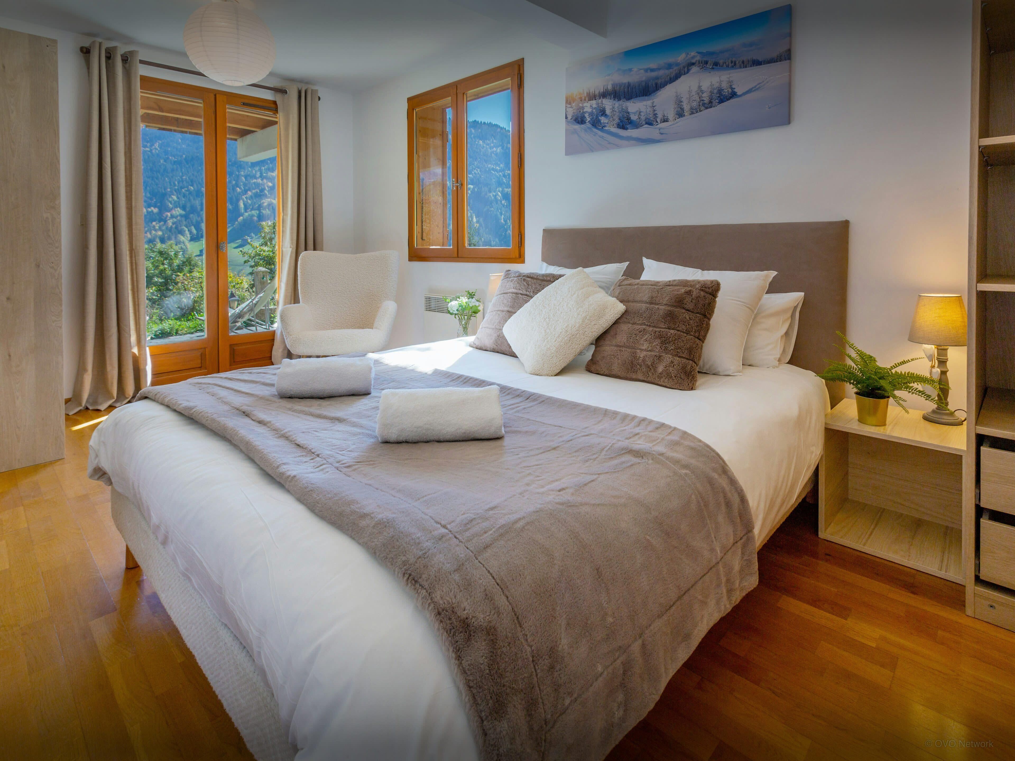 5 habitaciones, tabla de planchar con plancha, wifi y ropa de cama 