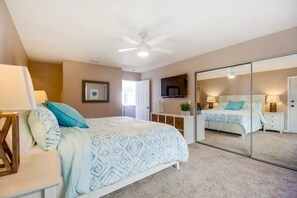 Desk, iron/ironing board, free WiFi, bed sheets - Oceanfront Luxury, Large Patio, All Glass, Garage (San Diego)
