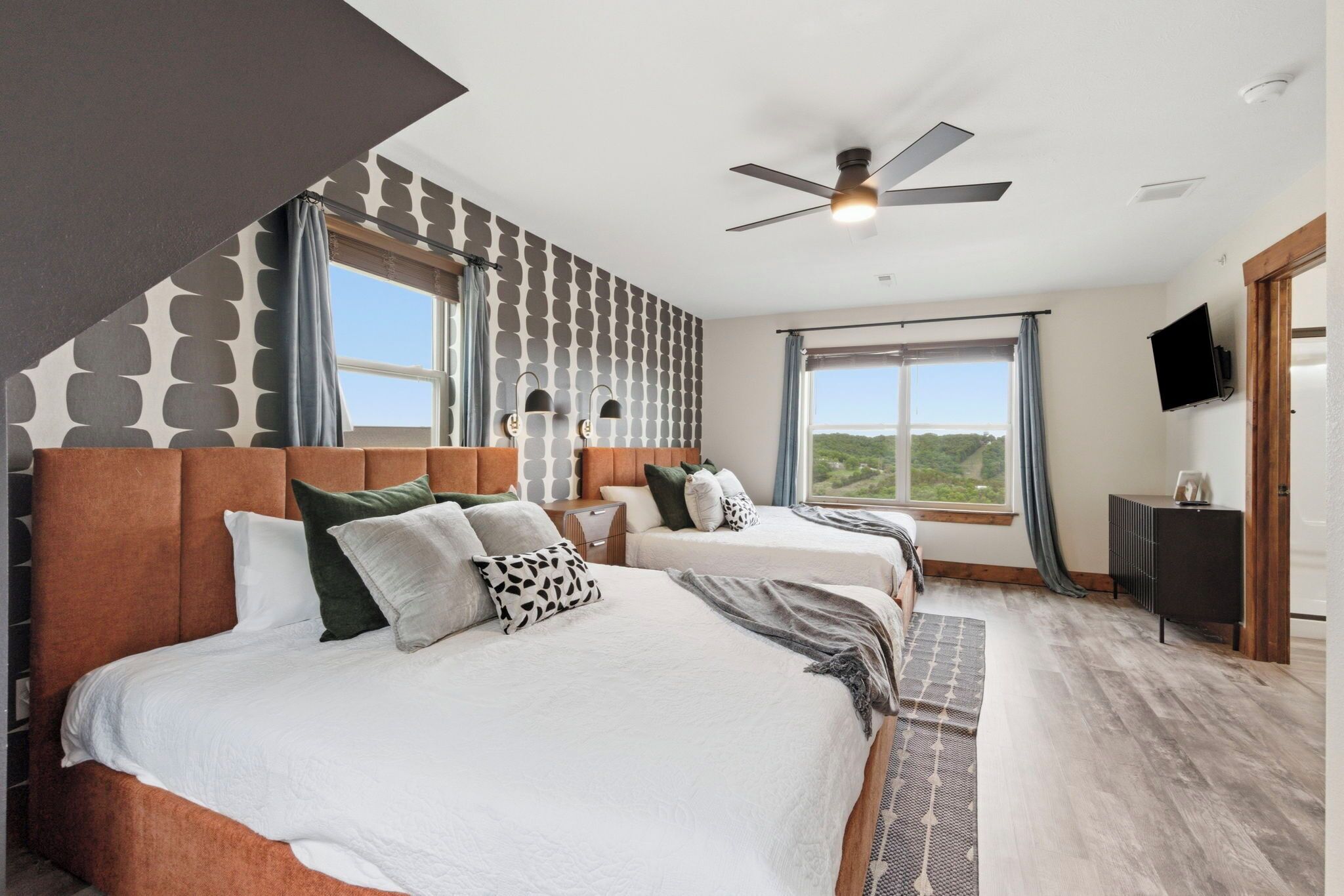 8 bedrooms, desk, iron/ironing board, free WiFi