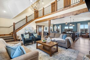 Smart-tv, eldstad, tv-spel och bordsfotboll