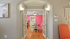 Un couloir comprenant un coin repas, un ventilateur de plafond et un purificateur d’air fixé au mur.