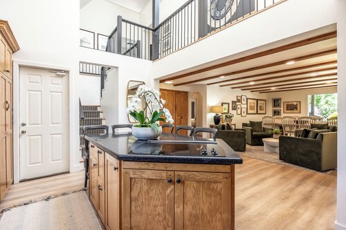 Skiers private retreat- sauna, fireplaces, hot tub