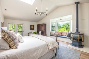 7 dormitorios, escritorio, tabla de planchar con plancha y cuna de viaje