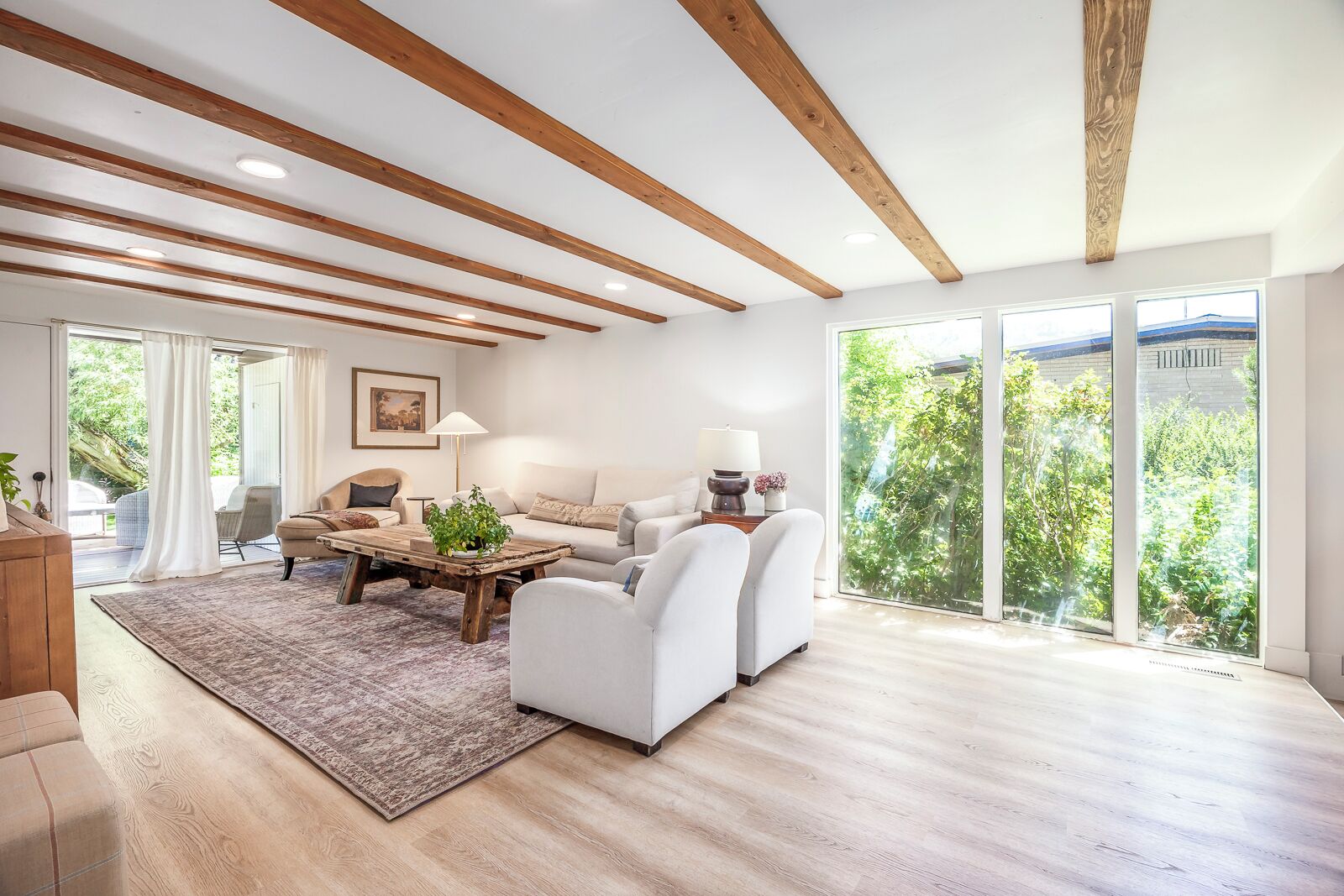 Smart TV, chimenea, futbolito y tenis de mesa 