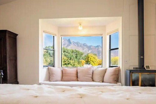 Skiers private retreat- sauna, fireplaces, hot tub