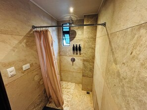 Shower, rainfall showerhead, towels, soap - Arenal Backpackers Resort (La Fortuna)