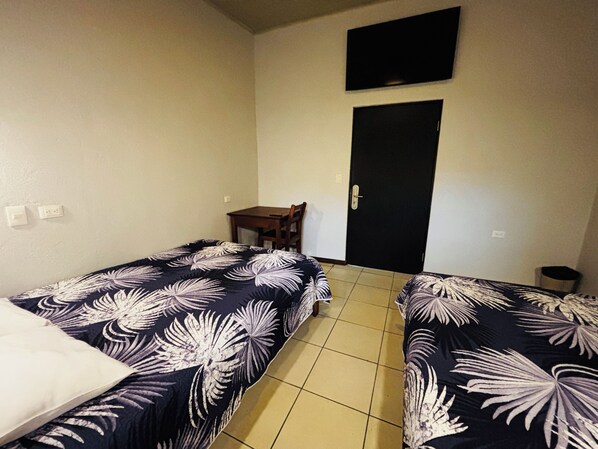Premium bedding, in-room safe, individually decorated - Arenal Backpackers Resort (La Fortuna)