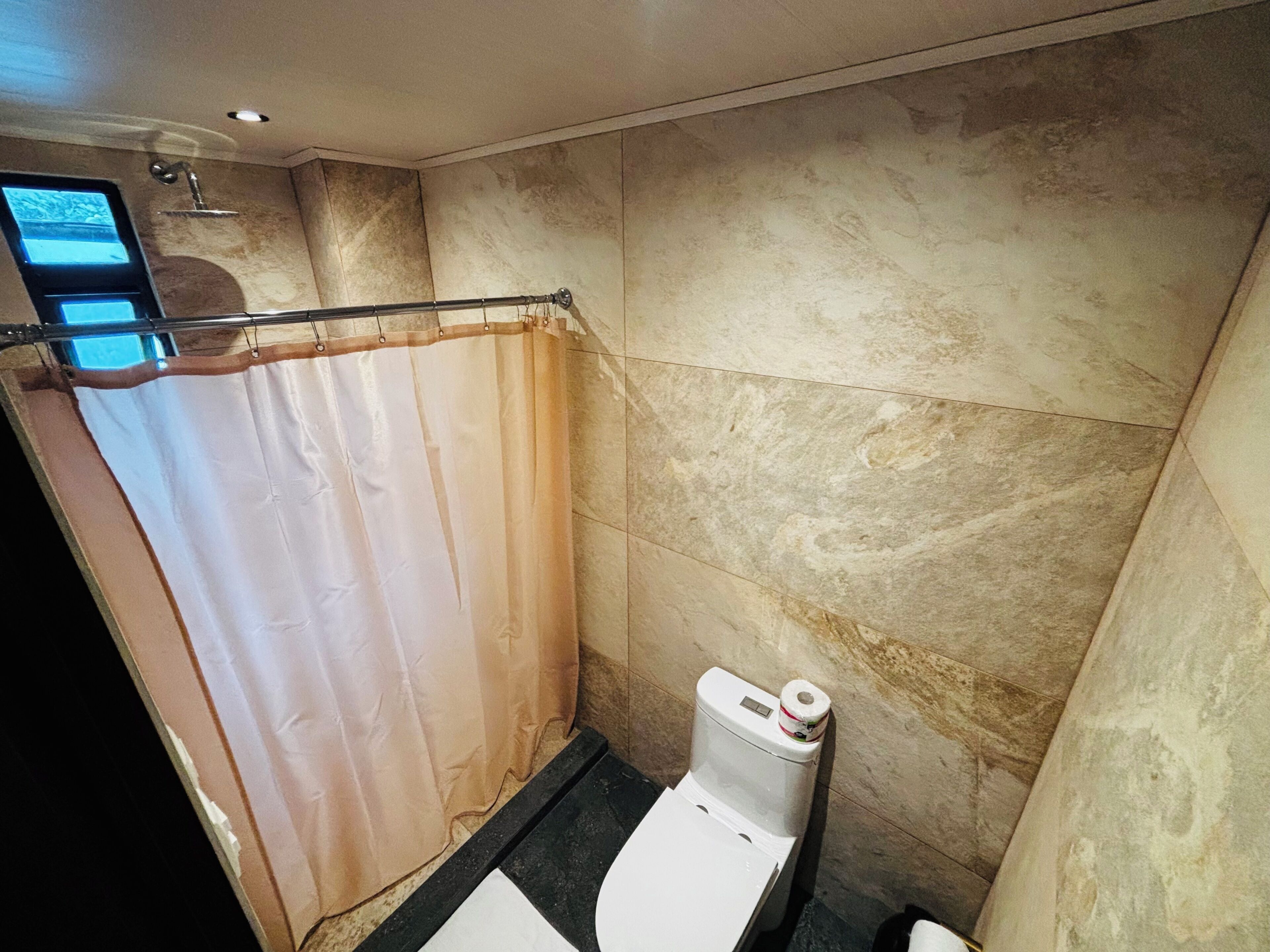 Deluxe kamer, uitzicht op zwembad | Badkamer | Een douche, een regendouche, handdoeken, zeep