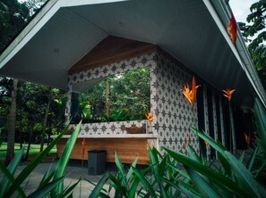 Shower, rainfall showerhead, towels, soap - Arenal Backpackers Resort (La Fortuna)