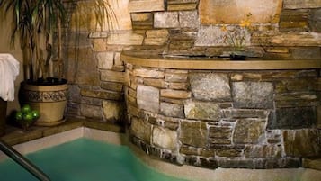 Piscine chauffée, chaises longues
