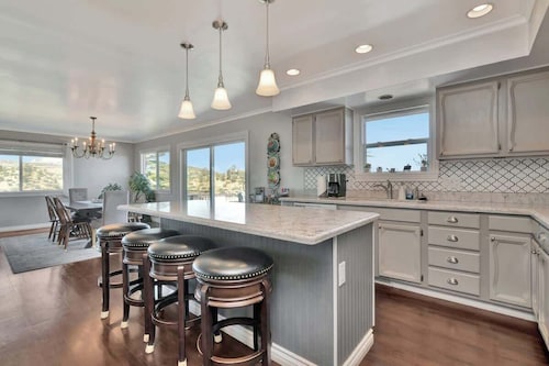 L*Large Home*Central Loc*Amazing Views!*Getaway*