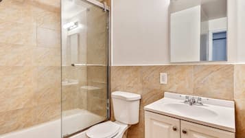 Bathroom | Towels, soap, shampoo, toilet paper