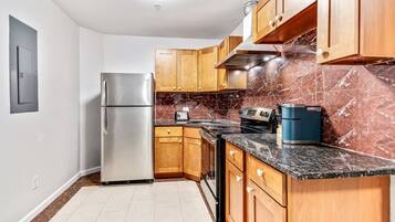 Private kitchen | Fridge, oven, stovetop, cookware/dishes/utensils