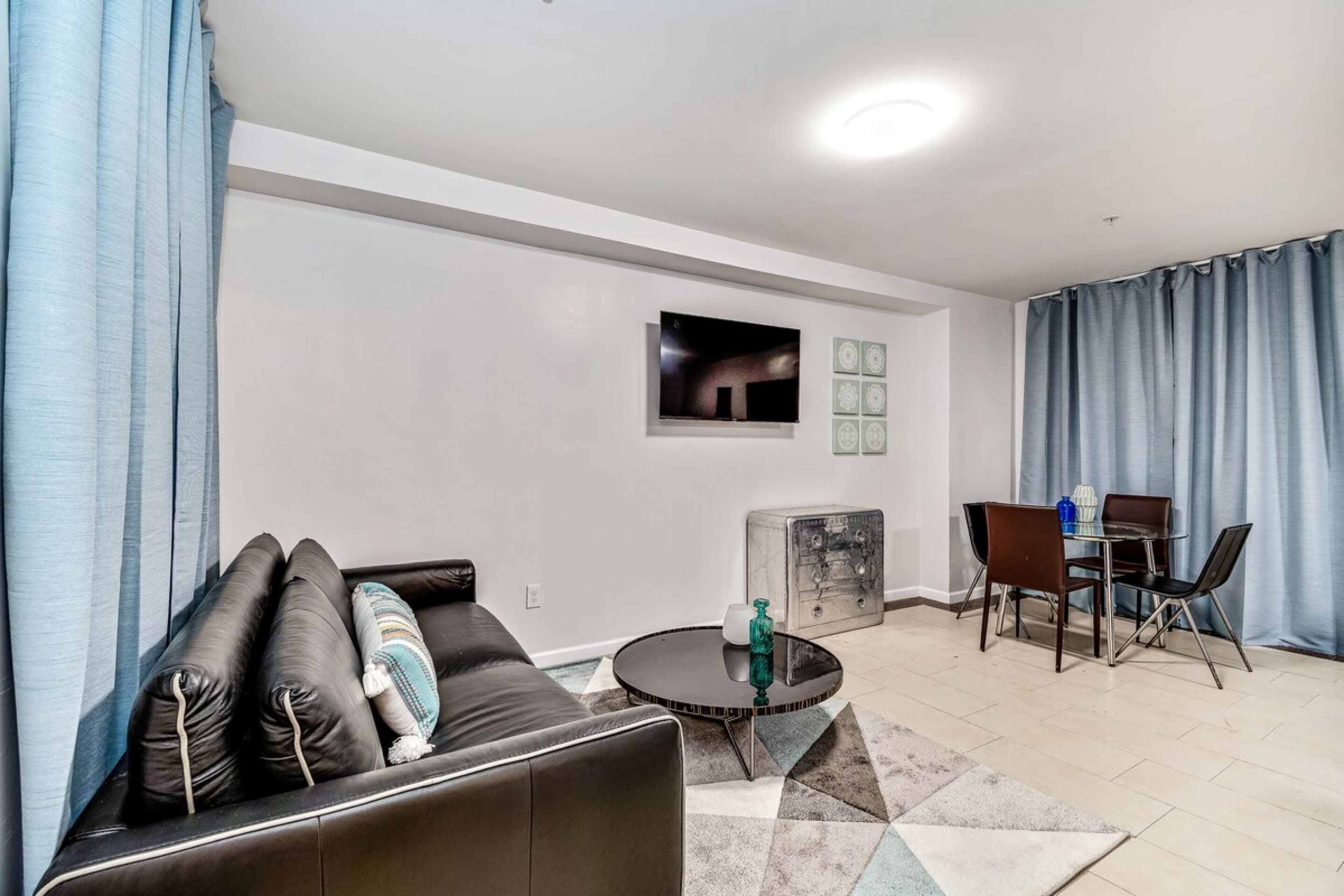 Living room | 40-inch TV with satellite channels