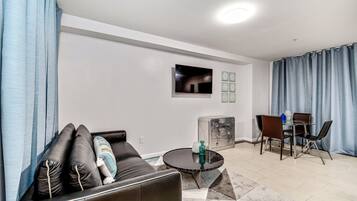 Living room | 40-inch TV with satellite channels