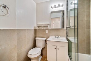 Bathroom | Hair dryer, towels, soap, shampoo - Amazing 2BD Steps From the Convention Center (Philadelphia)