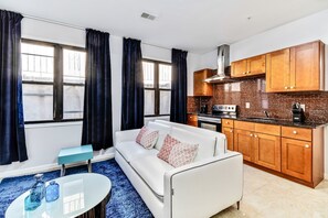 2 bedrooms, laptop workspace, iron/ironing board, bed sheets - Lovely 2bd Apt Steps From the Convention Center (Philadelphia)
