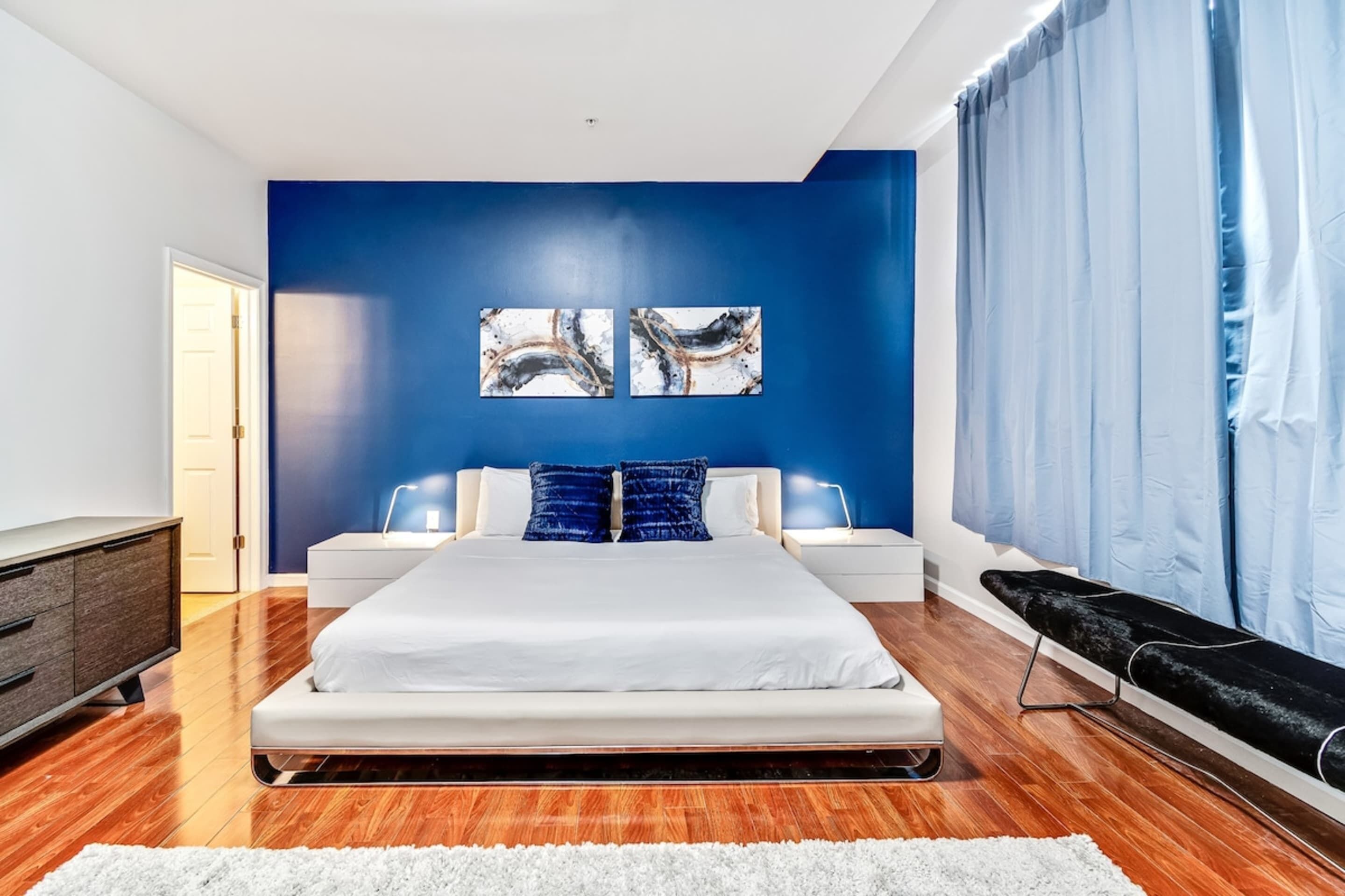 2 yatak odası, dizüstü bilgisayar çalışma alanı, ütü/ütü masası 