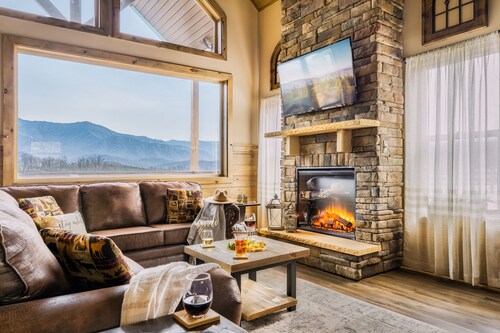Mt. LeConte Views! 3 King Beds! Hot Tub! 2 Miles to Parkway! Pool!