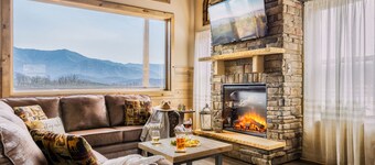 Mt. LeConte Views! 3 King Beds! Hot Tub! 2 Miles to Parkway! Pool!